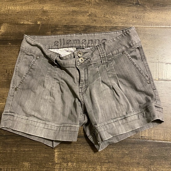 ~~Shorts size 3 - Picture 2 of 6